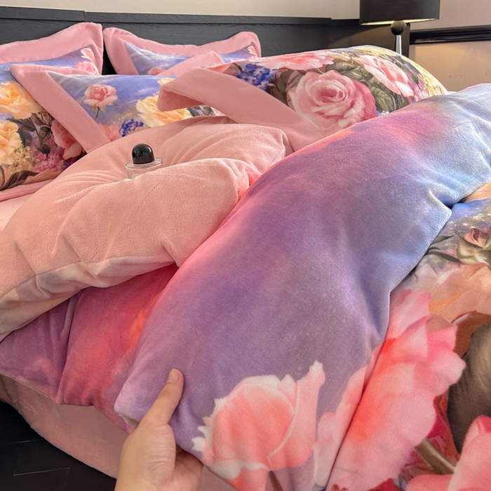 91家纺网 家纺一手货源 找家纺 诺梵家纺 2025新款暗合大版数码印花四件套 沐花池