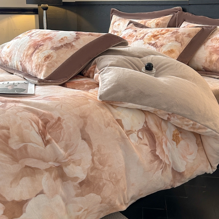 91家纺网 家纺一手货源 找家纺 诺梵家纺 2025新款暗合大版数码印花四件套 花弄影