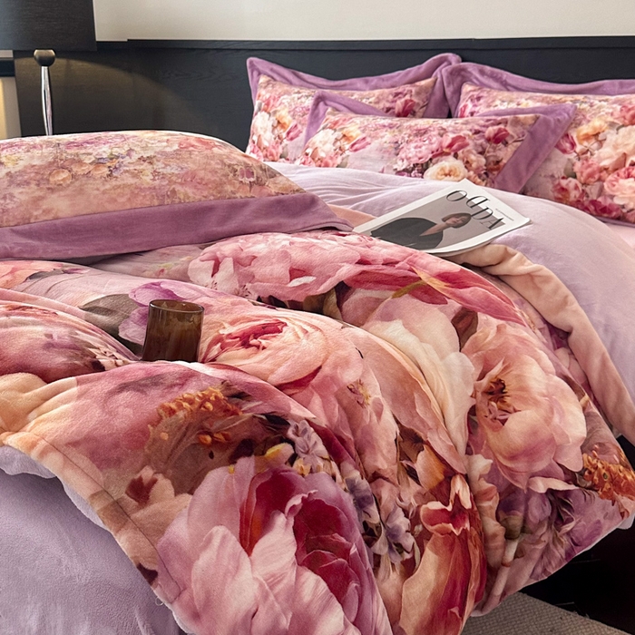 91家纺网 家纺一手货源 找家纺 诺梵家纺 2025新款暗合大版数码印花四件套 画春山-紫