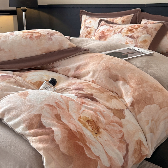 91家纺网 家纺一手货源 找家纺 诺梵家纺 2025新款暗合大版数码印花四件套 花弄影