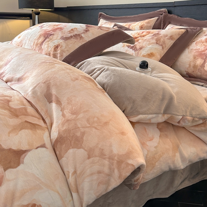 91家纺网 家纺一手货源 找家纺 诺梵家纺 2025新款暗合大版数码印花四件套 花弄影