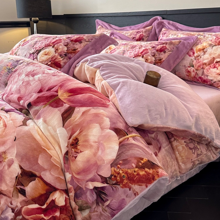 91家纺网 家纺一手货源 找家纺 诺梵家纺 2025新款暗合大版数码印花四件套 画春山-紫