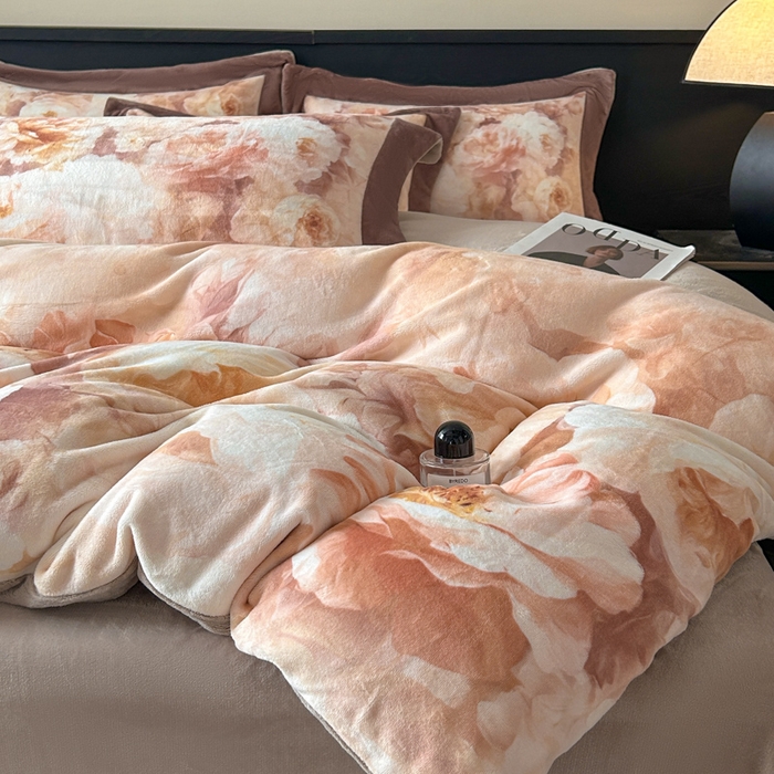 91家纺网 家纺一手货源 找家纺 诺梵家纺 2025新款暗合大版数码印花四件套 花弄影