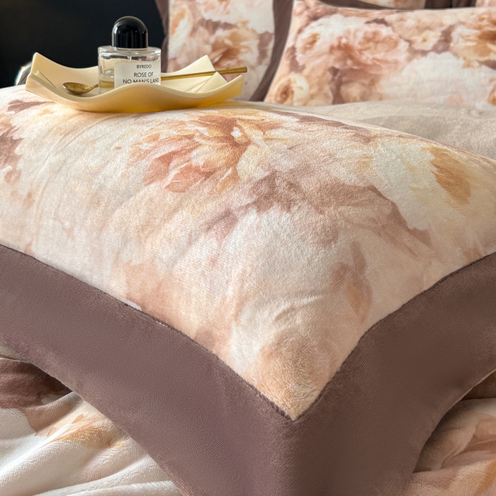 91家纺网 家纺一手货源 找家纺 诺梵家纺 2025新款暗合大版数码印花四件套 花弄影