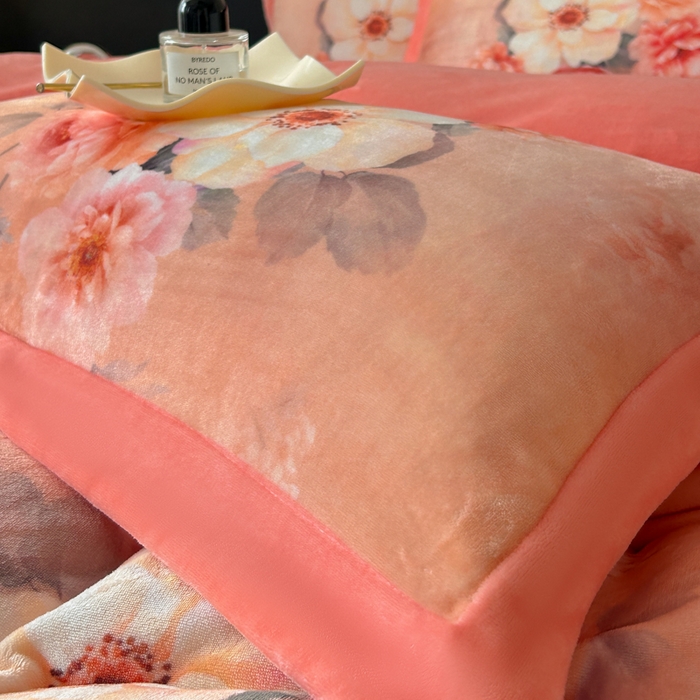 91家纺网 家纺一手货源 找家纺 诺梵家纺 2025新款暗合大版数码印花四件套 念花溪