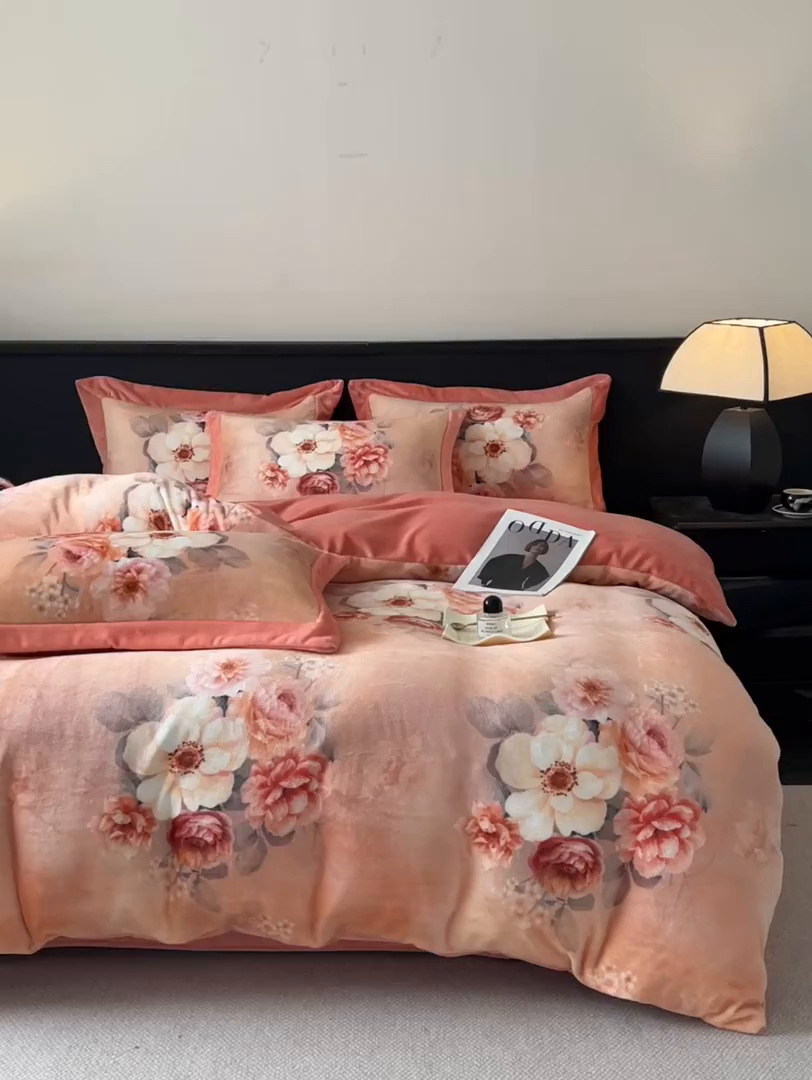 91家纺网 家纺一手货源 找家纺 诺梵家纺 2025新款暗合大版数码印花四件套 念花溪