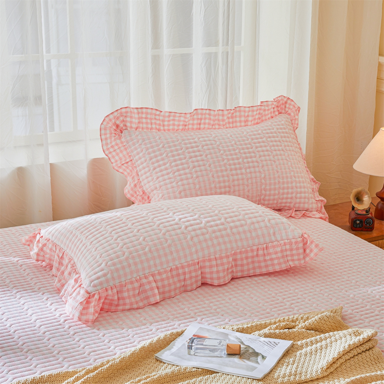 91家纺网 家纺一手货源 找家纺 珂博家纺 2025新款韩版花边纯棉全棉水洗棉色织床盖三件套单枕套 仙玉小格