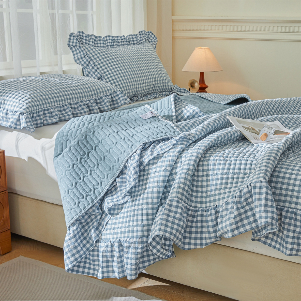 91家纺网 家纺一手货源 找家纺 珂博家纺 2025新款韩版花边纯棉全棉水洗棉色织床盖三件套单枕套 浅蓝小格