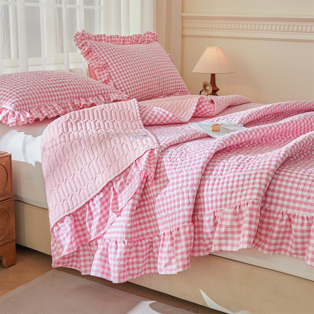 91家纺网 家纺一手货源 找家纺 珂博家纺 2025新款韩版花边纯棉全棉水洗棉色织床盖三件套单枕套 桃粉小格