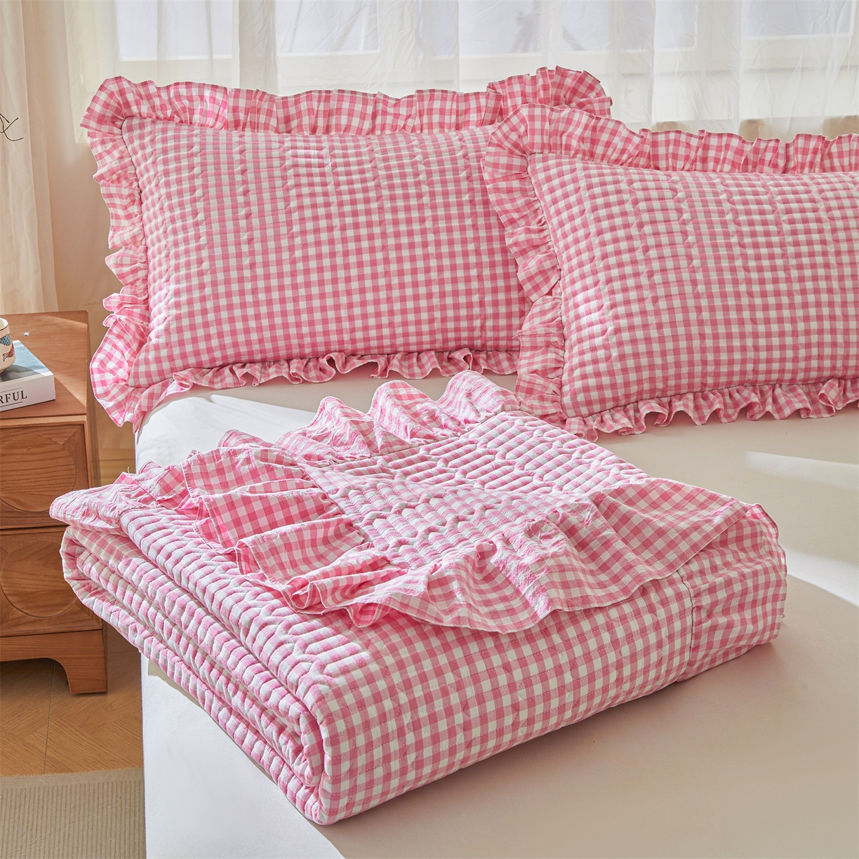 91家纺网 家纺一手货源 找家纺 珂博家纺 2025新款韩版花边纯棉全棉水洗棉色织床盖三件套单枕套 桃粉小格