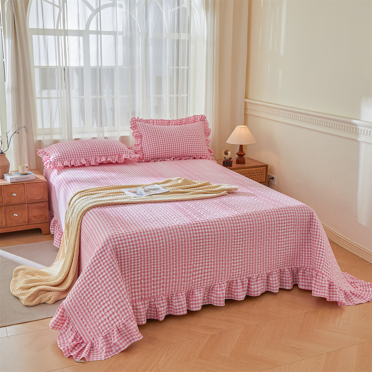 91家纺网 家纺一手货源 找家纺 珂博家纺 2025新款韩版花边纯棉全棉水洗棉色织床盖三件套单枕套 桃粉小格