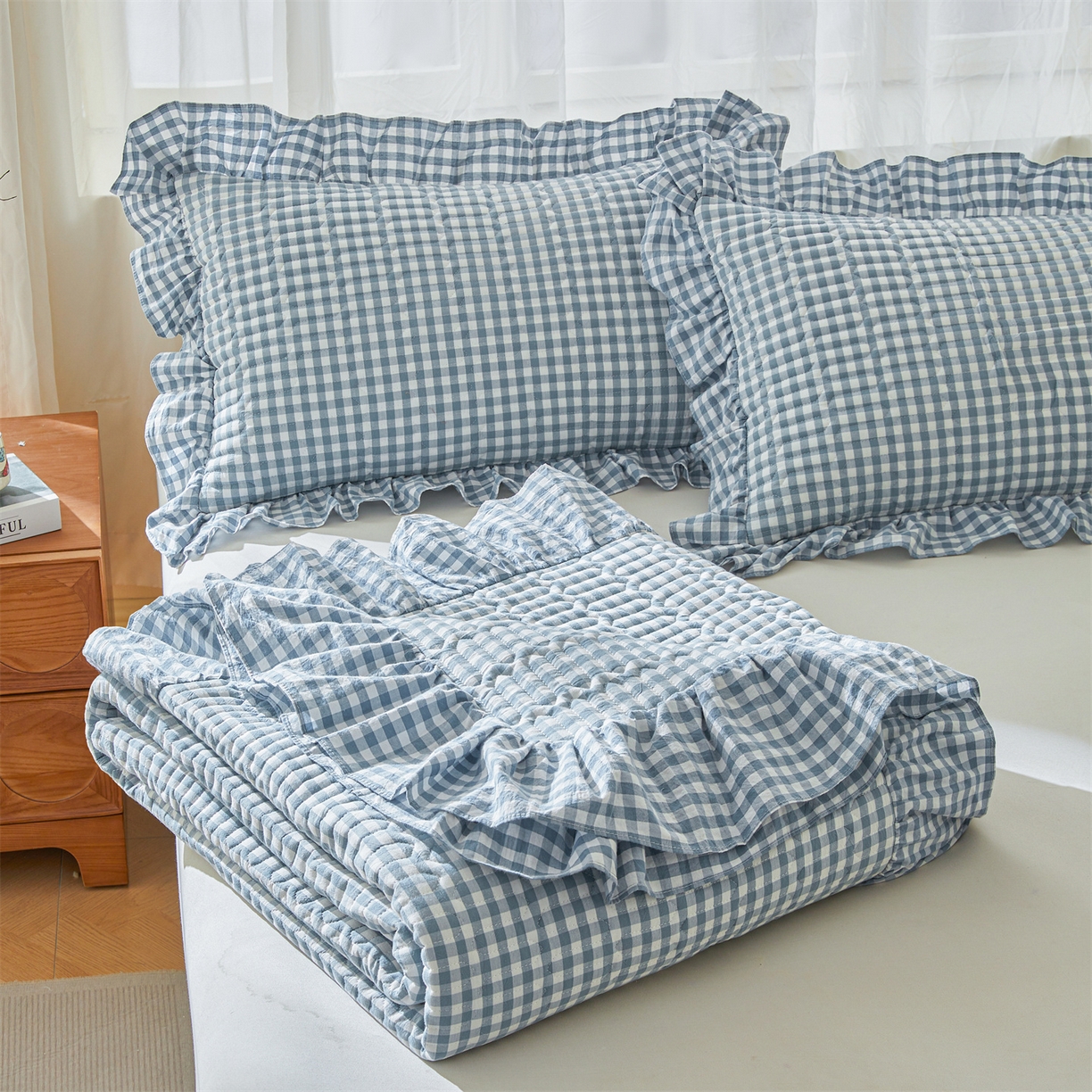 91家纺网 家纺一手货源 找家纺 珂博家纺 2025新款韩版花边纯棉全棉水洗棉色织床盖三件套单枕套 浅蓝小格