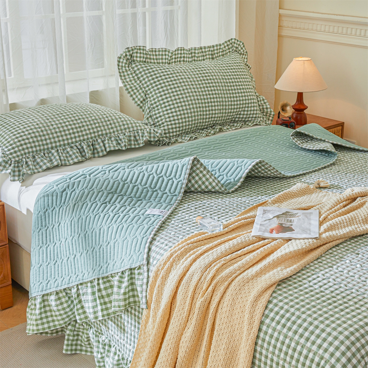 91家纺网 家纺一手货源 找家纺 珂博家纺 2025新款韩版花边纯棉全棉水洗棉色织床盖三件套单枕套 绿咖小格