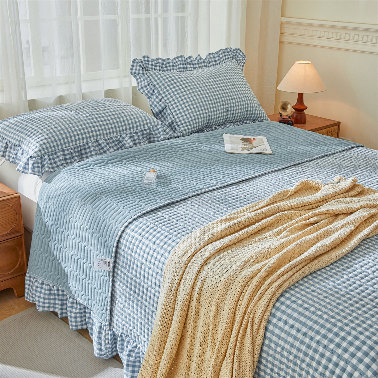 91家纺网 家纺一手货源 找家纺 珂博家纺 2025新款韩版花边纯棉全棉水洗棉色织床盖三件套单枕套 浅蓝小格