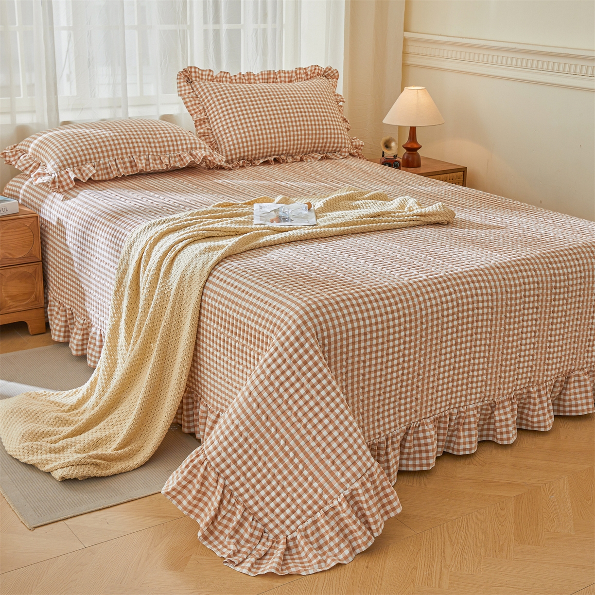 91家纺网 家纺一手货源 找家纺 珂博家纺 2025新款韩版花边纯棉全棉水洗棉色织床盖三件套单枕套 暖咖小格