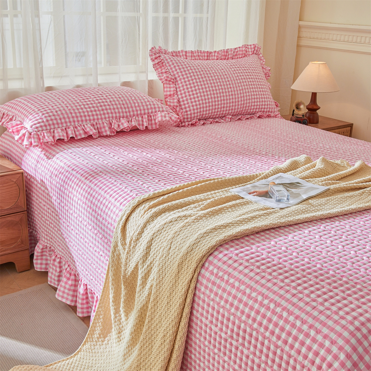 91家纺网 家纺一手货源 找家纺 珂博家纺 2025新款韩版花边纯棉全棉水洗棉色织床盖三件套单枕套 桃粉小格