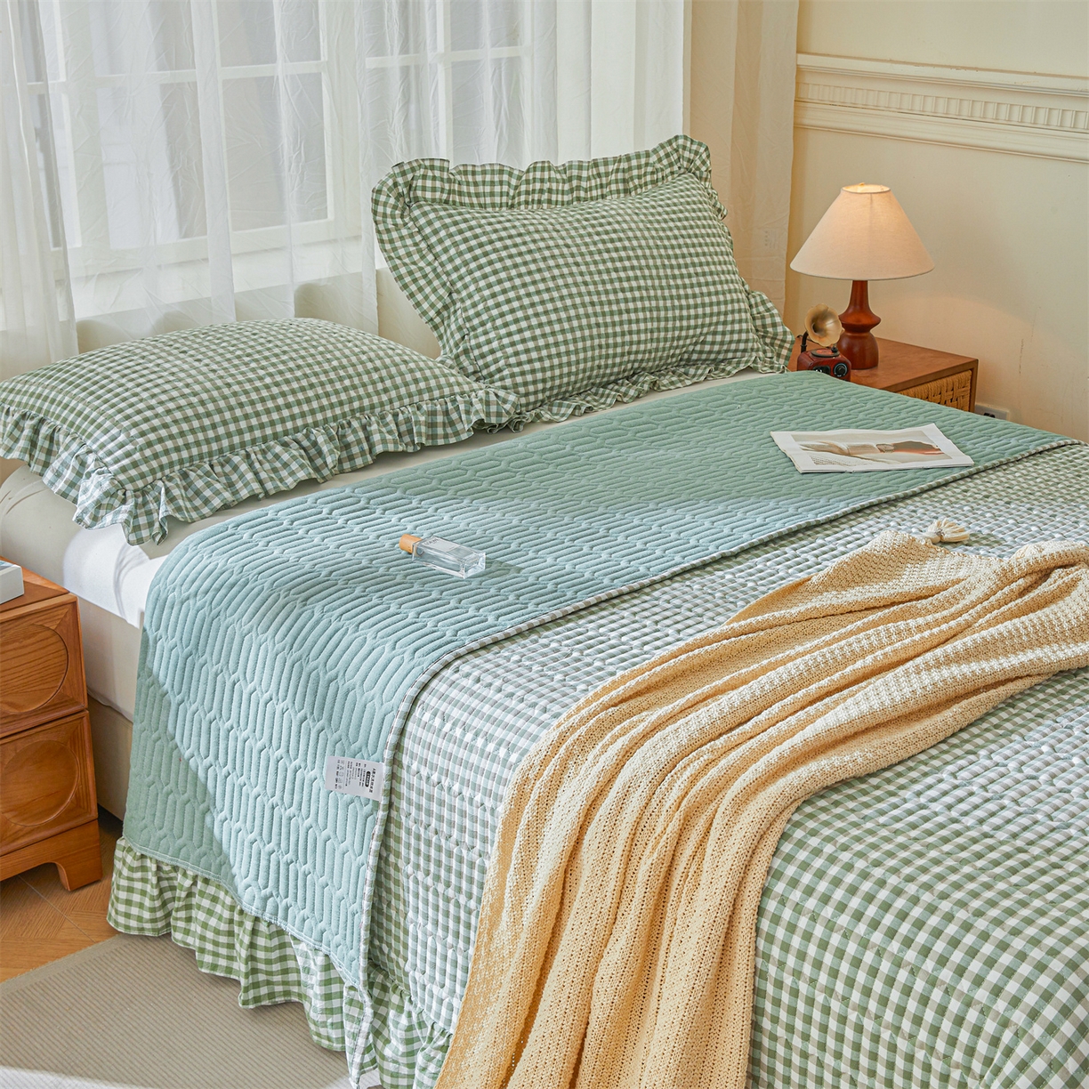 91家纺网 家纺一手货源 找家纺 珂博家纺 2025新款韩版花边纯棉全棉水洗棉色织床盖三件套单枕套 绿咖小格