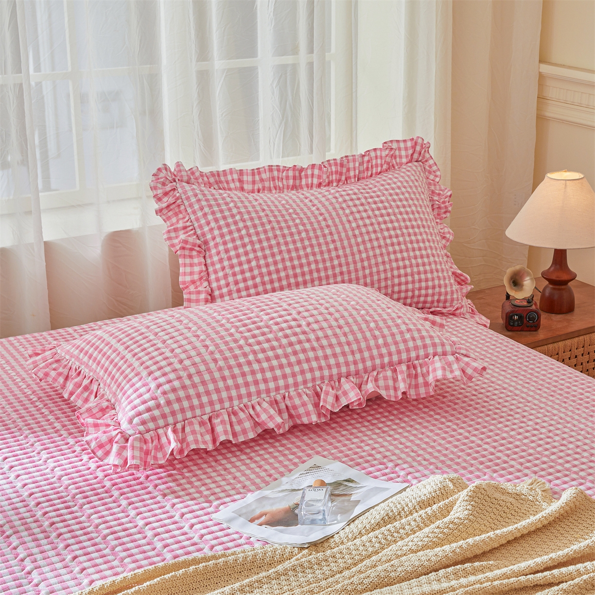 91家纺网 家纺一手货源 找家纺 珂博家纺 2025新款韩版花边纯棉全棉水洗棉色织床盖三件套单枕套 桃粉小格