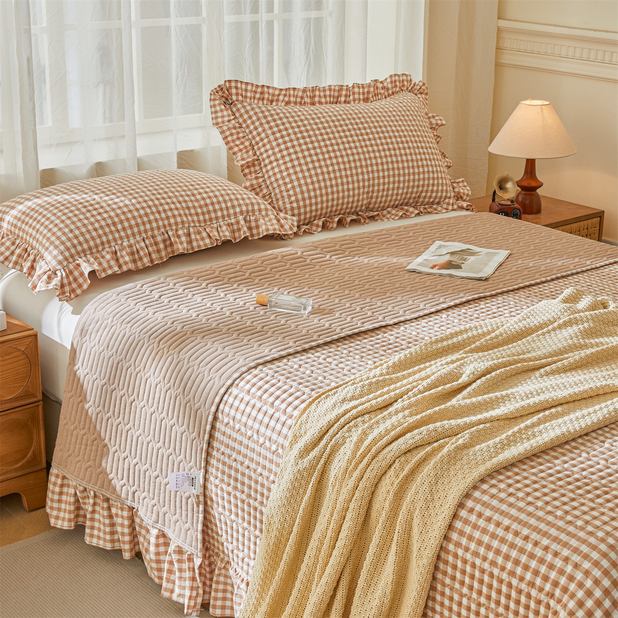 91家纺网 家纺一手货源 找家纺 珂博家纺 2025新款韩版花边纯棉全棉水洗棉色织床盖三件套单枕套 暖咖小格