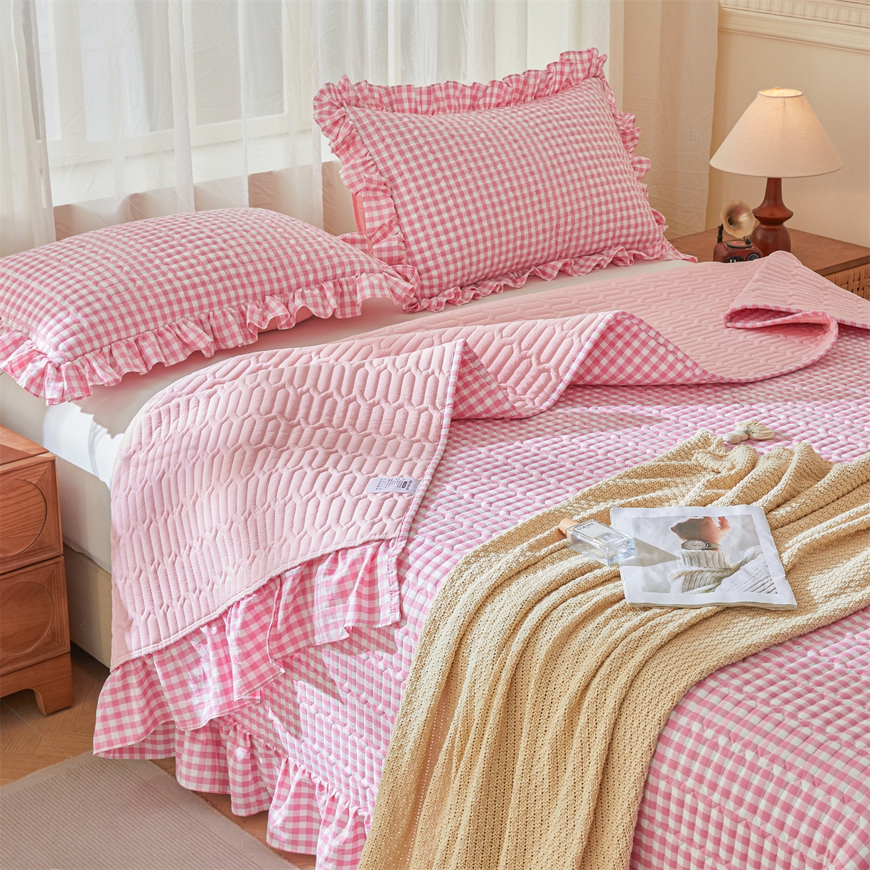 91家纺网 家纺一手货源 找家纺 珂博家纺 2025新款韩版花边纯棉全棉水洗棉色织床盖三件套单枕套 桃粉小格