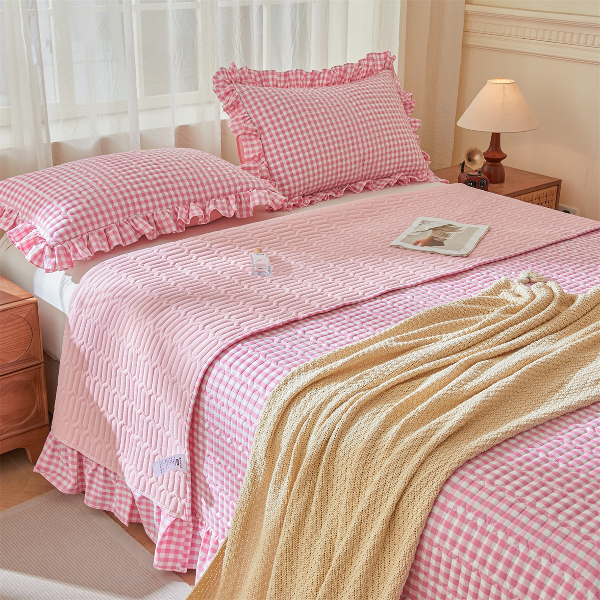 91家纺网 家纺一手货源 找家纺 珂博家纺 2025新款韩版花边纯棉全棉水洗棉色织床盖三件套单枕套 桃粉小格