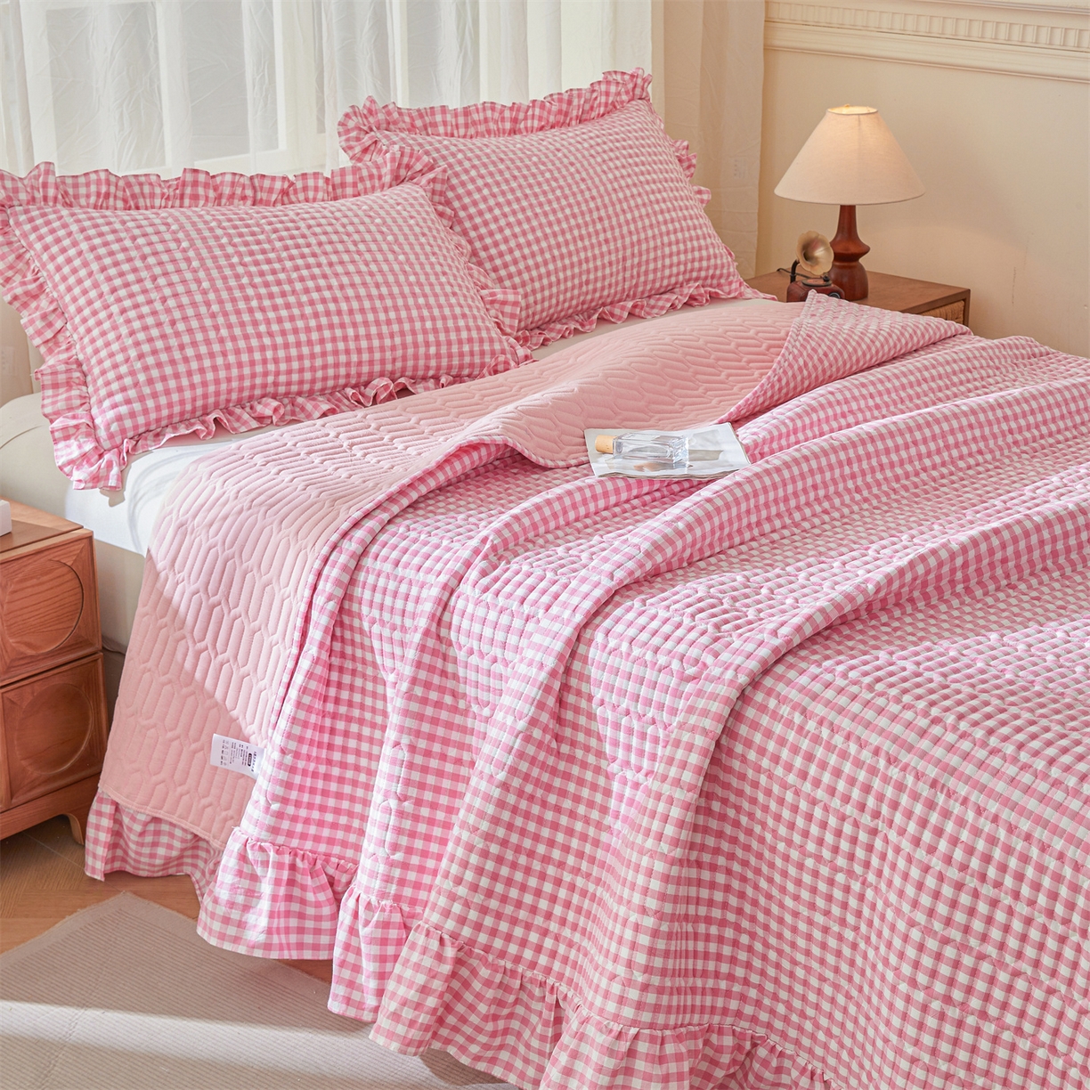 91家纺网 家纺一手货源 找家纺 珂博家纺 2025新款韩版花边纯棉全棉水洗棉色织床盖三件套单枕套 桃粉小格