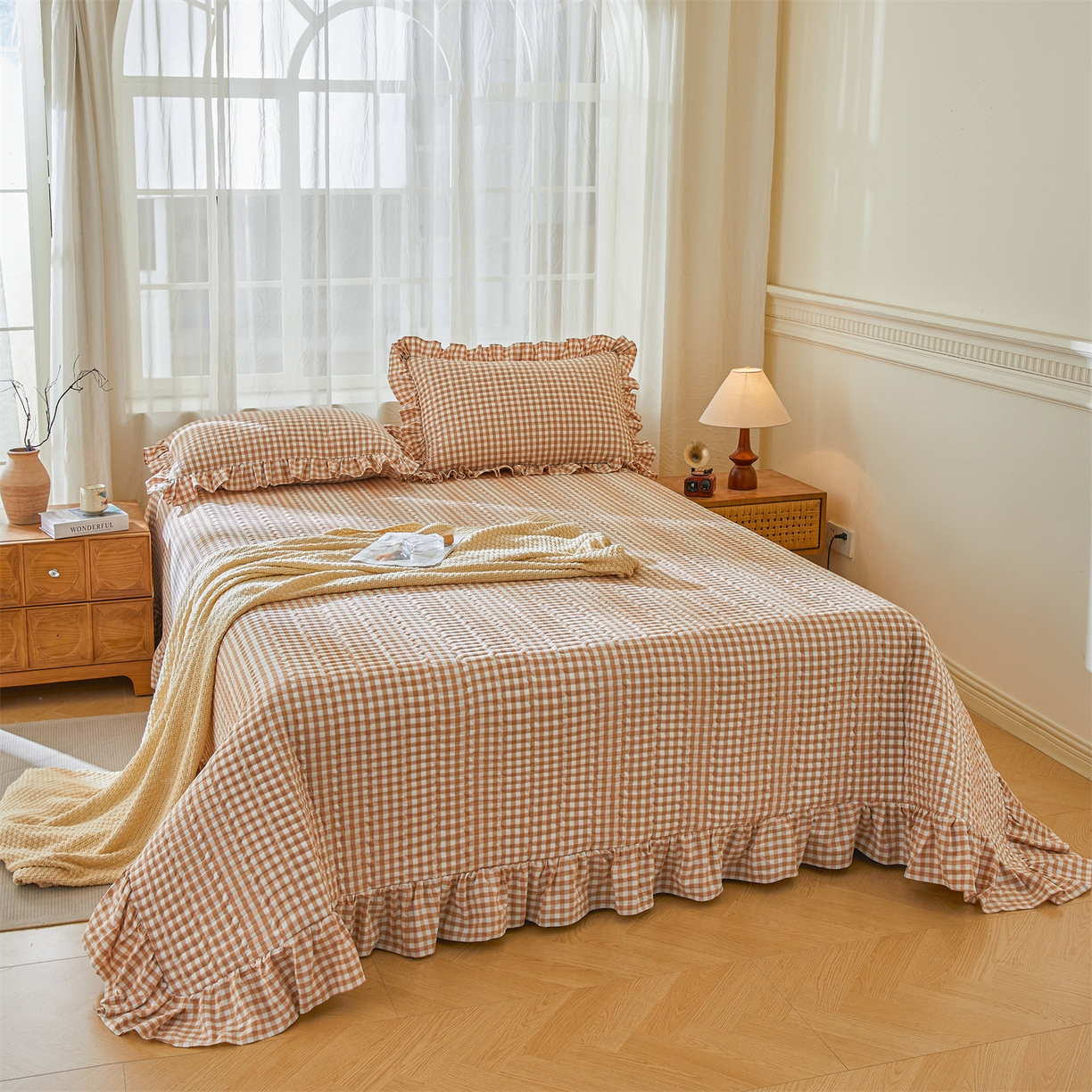 91家纺网 家纺一手货源 找家纺 珂博家纺 2025新款韩版花边纯棉全棉水洗棉色织床盖三件套单枕套 暖咖小格