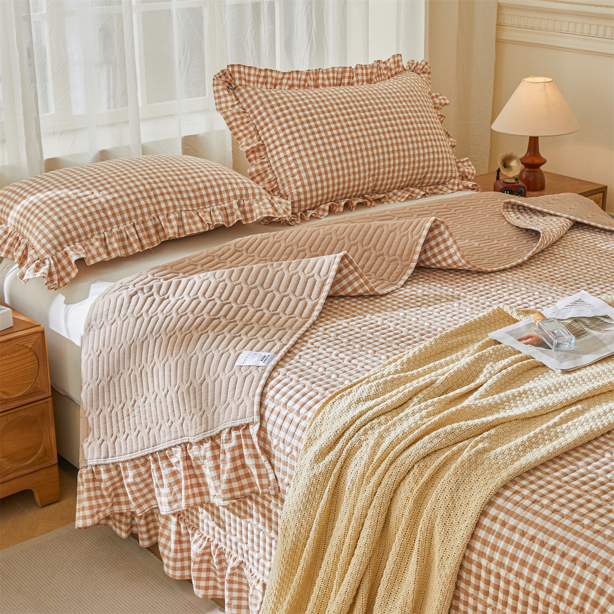 91家纺网 家纺一手货源 找家纺 珂博家纺 2025新款韩版花边纯棉全棉水洗棉色织床盖三件套单枕套 暖咖小格