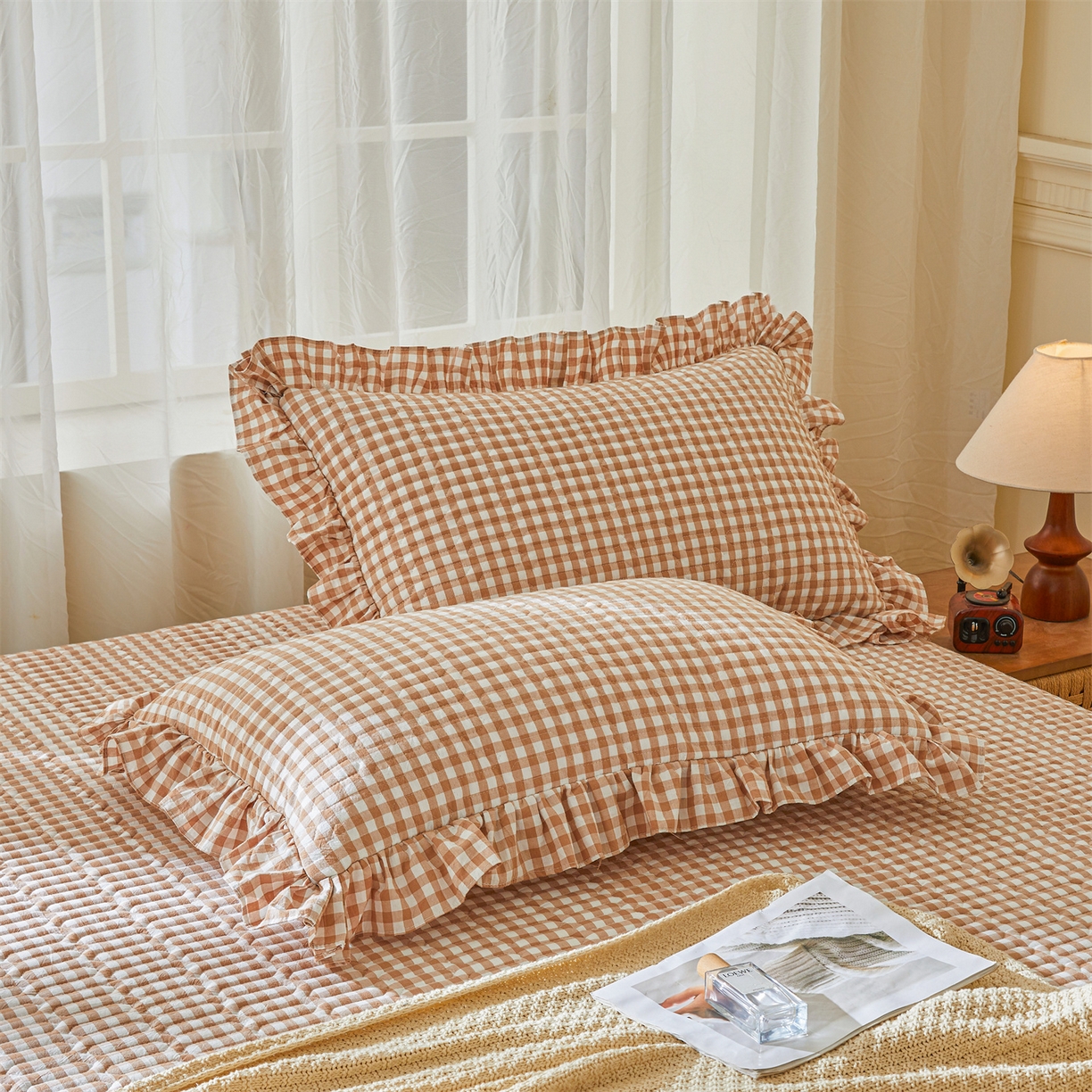 91家纺网 家纺一手货源 找家纺 珂博家纺 2025新款韩版花边纯棉全棉水洗棉色织床盖三件套单枕套 暖咖小格