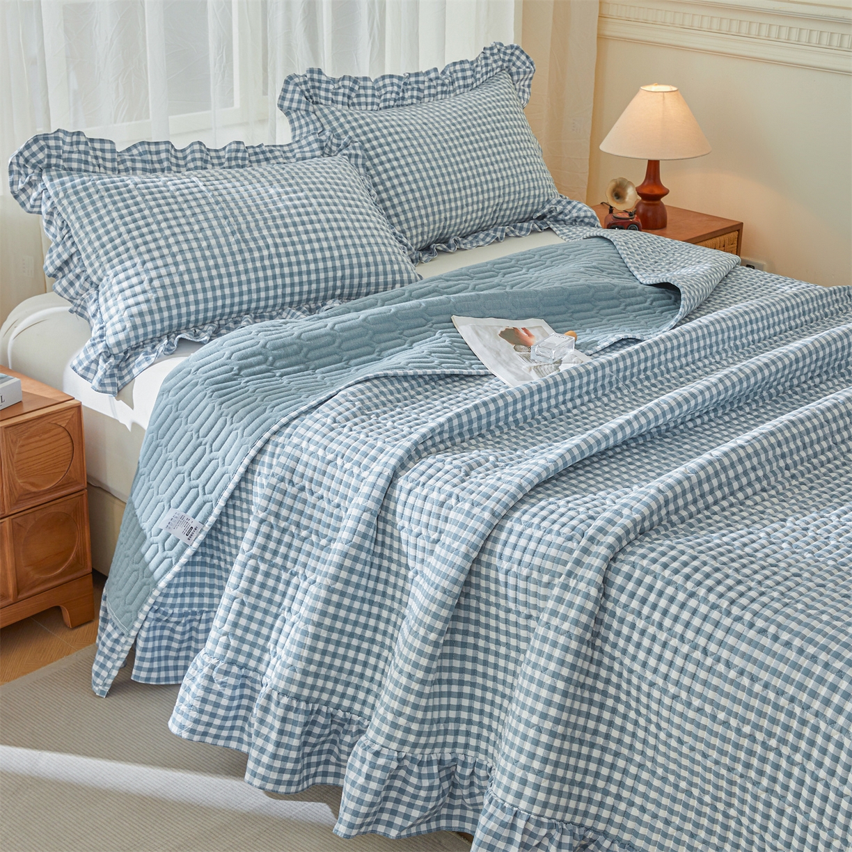 91家纺网 家纺一手货源 找家纺 珂博家纺 2025新款韩版花边纯棉全棉水洗棉色织床盖三件套单枕套 浅蓝小格