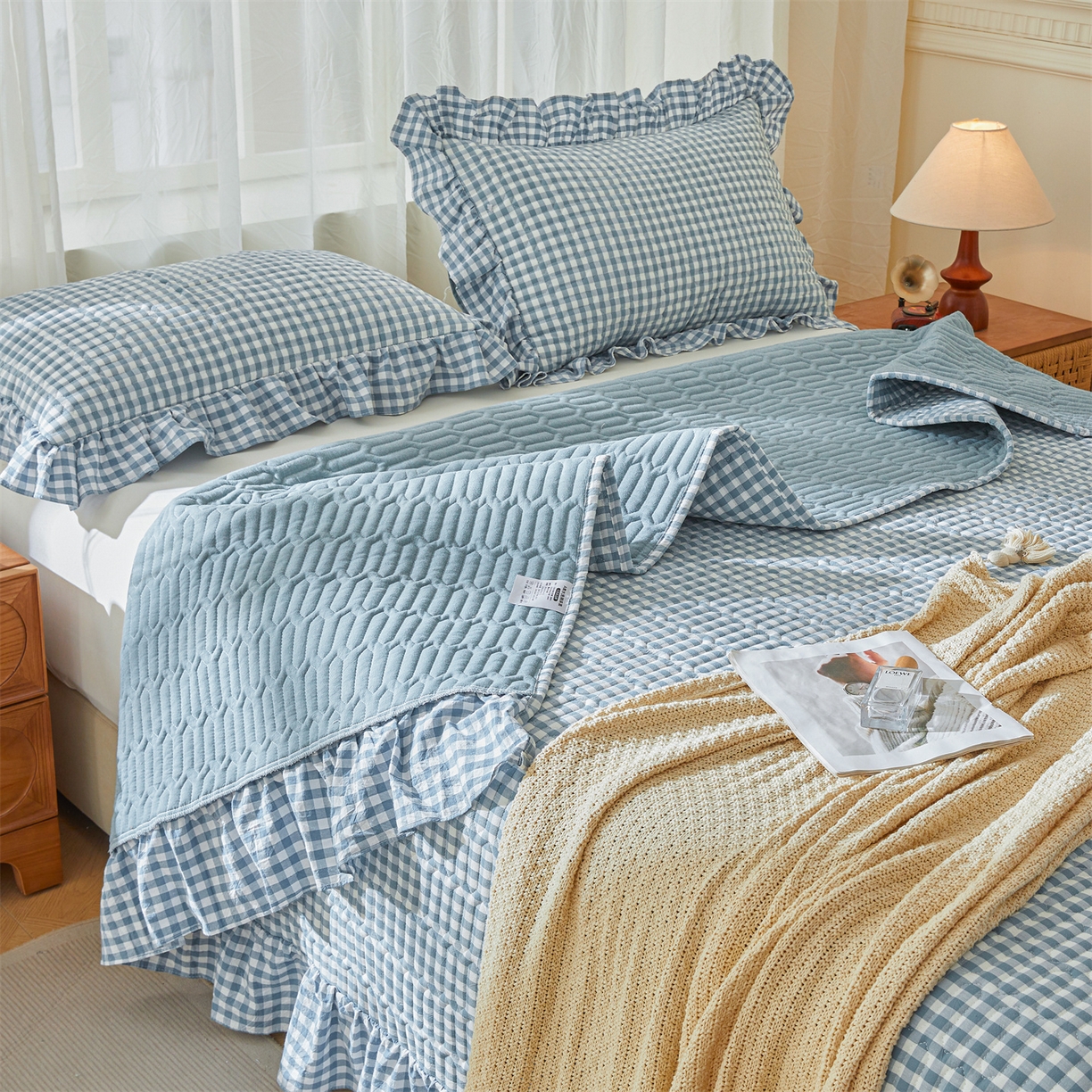 91家纺网 家纺一手货源 找家纺 珂博家纺 2025新款韩版花边纯棉全棉水洗棉色织床盖三件套单枕套 浅蓝小格