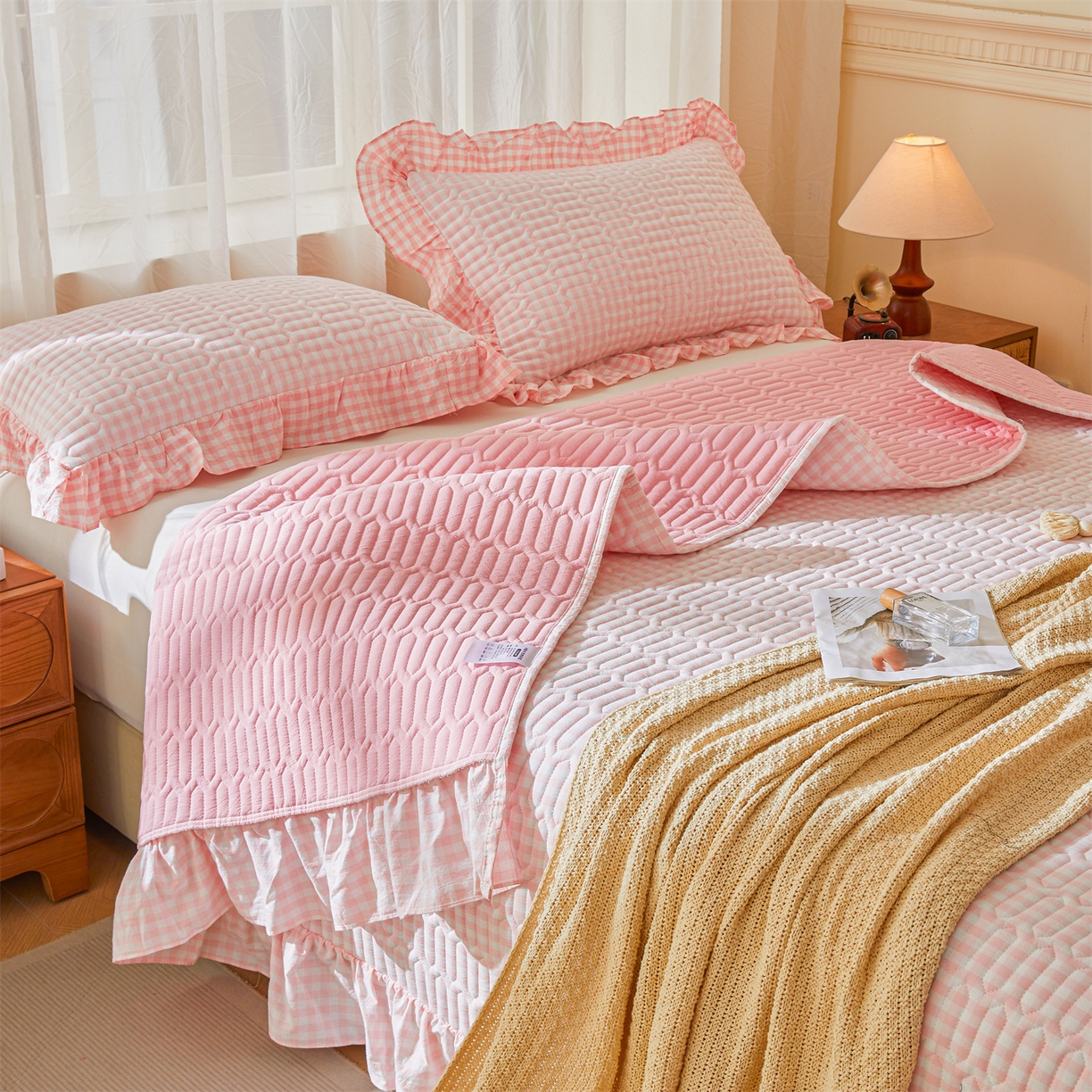 91家纺网 家纺一手货源 找家纺 珂博家纺 2025新款韩版花边纯棉全棉水洗棉色织床盖三件套单枕套 仙玉小格