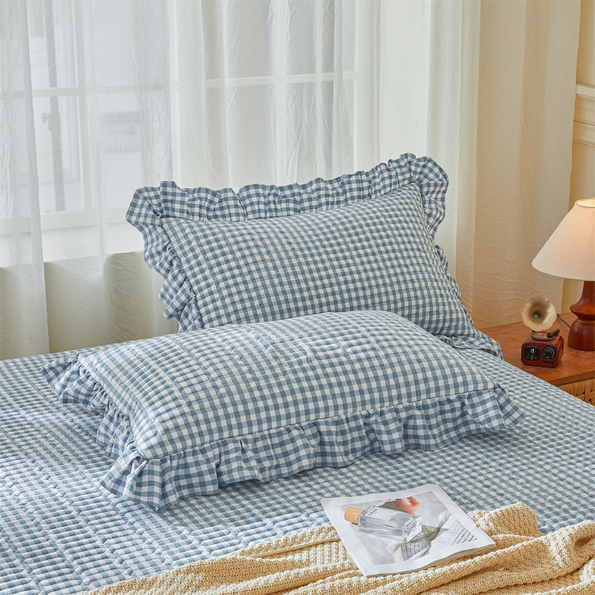 91家纺网 家纺一手货源 找家纺 珂博家纺 2025新款韩版花边纯棉全棉水洗棉色织床盖三件套单枕套 浅蓝小格