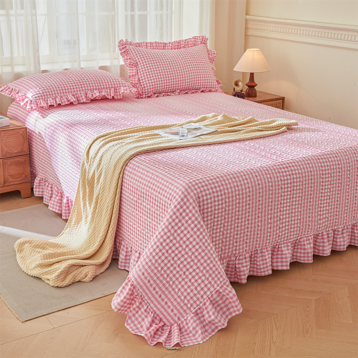 91家纺网 家纺一手货源 找家纺 珂博家纺 2025新款韩版花边纯棉全棉水洗棉色织床盖三件套单枕套 桃粉小格