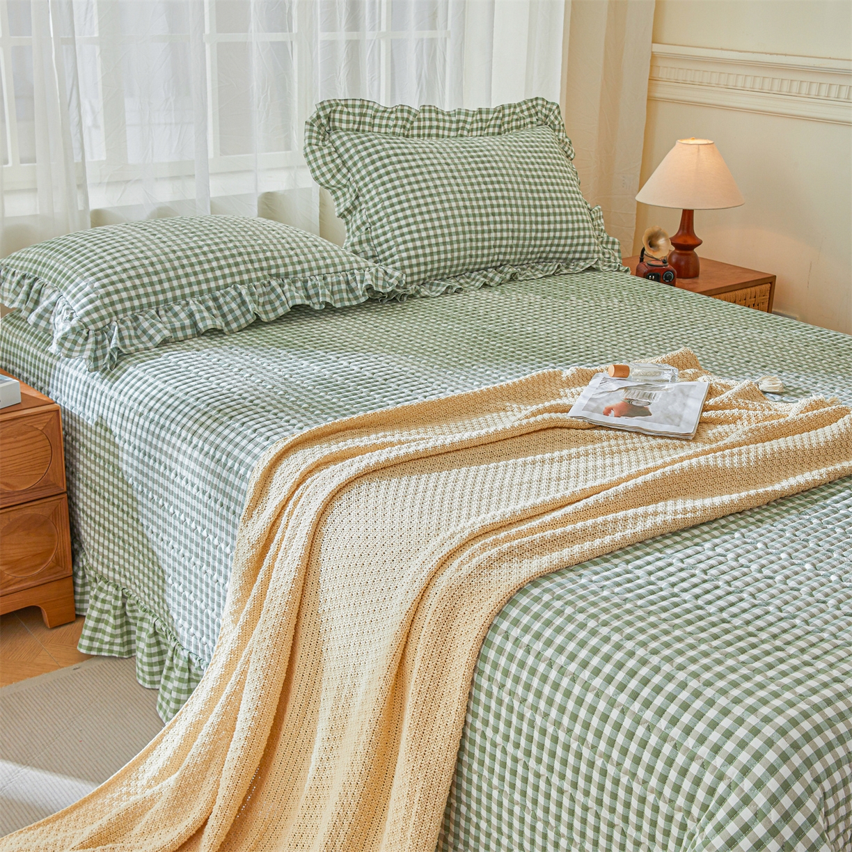 91家纺网 家纺一手货源 找家纺 珂博家纺 2025新款韩版花边纯棉全棉水洗棉色织床盖三件套单枕套 绿咖小格