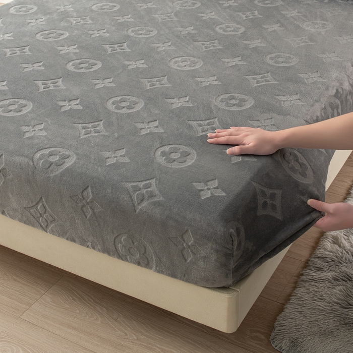 91家纺网 家纺一手货源 找家纺 给笠 2025新款200克剪花五叶草爱维牛奶绒床笠 雅士灰