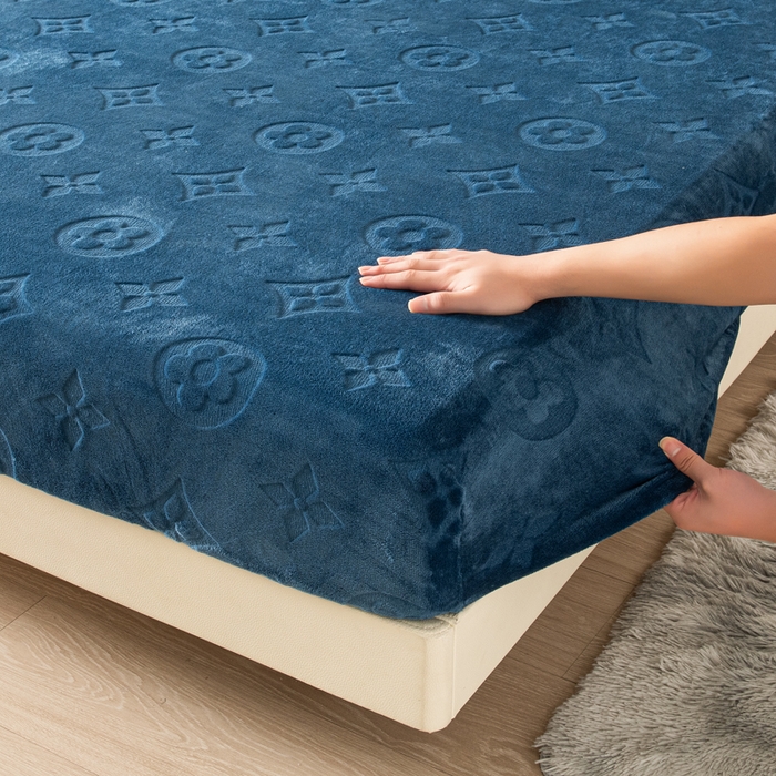 91家纺网 家纺一手货源 找家纺 （总）给笠 2025新款200克剪花五叶草爱维牛奶绒床笠