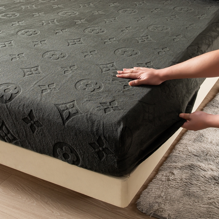 91家纺网 家纺一手货源 找家纺 （总）给笠 2025新款200克剪花五叶草爱维牛奶绒床笠