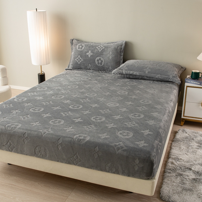 91家纺网 家纺一手货源 找家纺 给笠 2025新款200克剪花五叶草爱维牛奶绒床笠 雅士灰