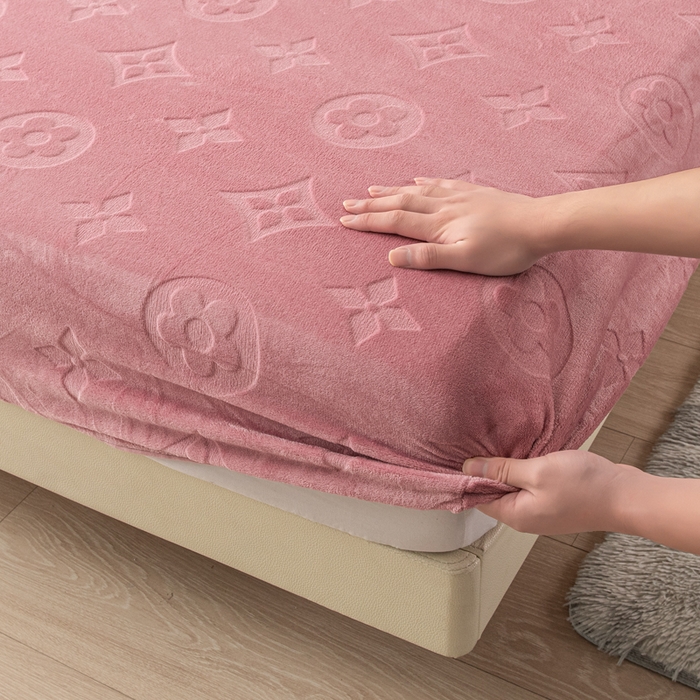 91家纺网 家纺一手货源 找家纺 给笠 2025新款200克剪花五叶草爱维牛奶绒床笠 豆沙