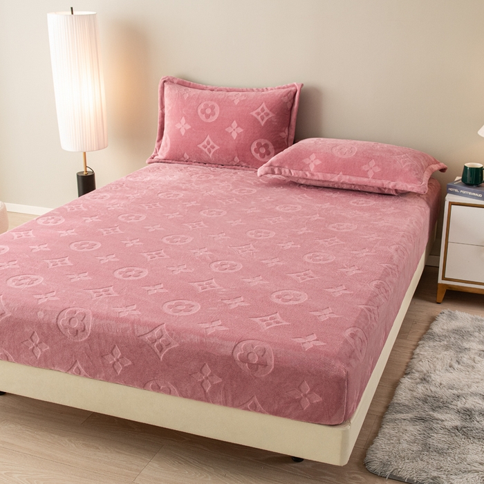 91家纺网 家纺一手货源 找家纺 给笠 2025新款200克剪花五叶草爱维牛奶绒床笠 豆沙