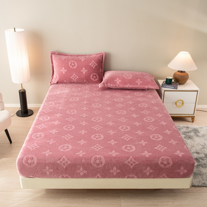 91家纺网 家纺一手货源 找家纺 给笠 2025新款200克剪花五叶草爱维牛奶绒床笠 豆沙