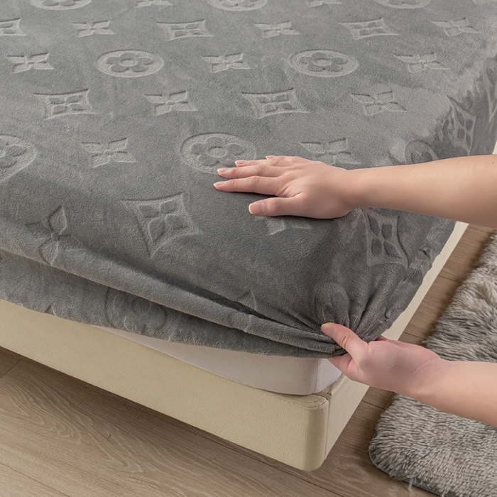 91家纺网 家纺一手货源 找家纺 给笠 2025新款200克剪花五叶草爱维牛奶绒床笠 雅士灰