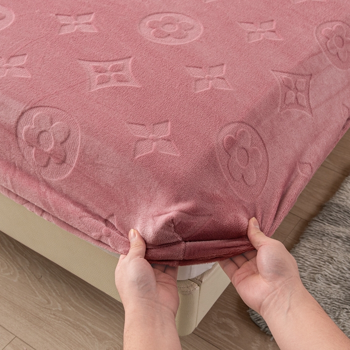 91家纺网 家纺一手货源 找家纺 给笠 2025新款200克剪花五叶草爱维牛奶绒床笠 豆沙