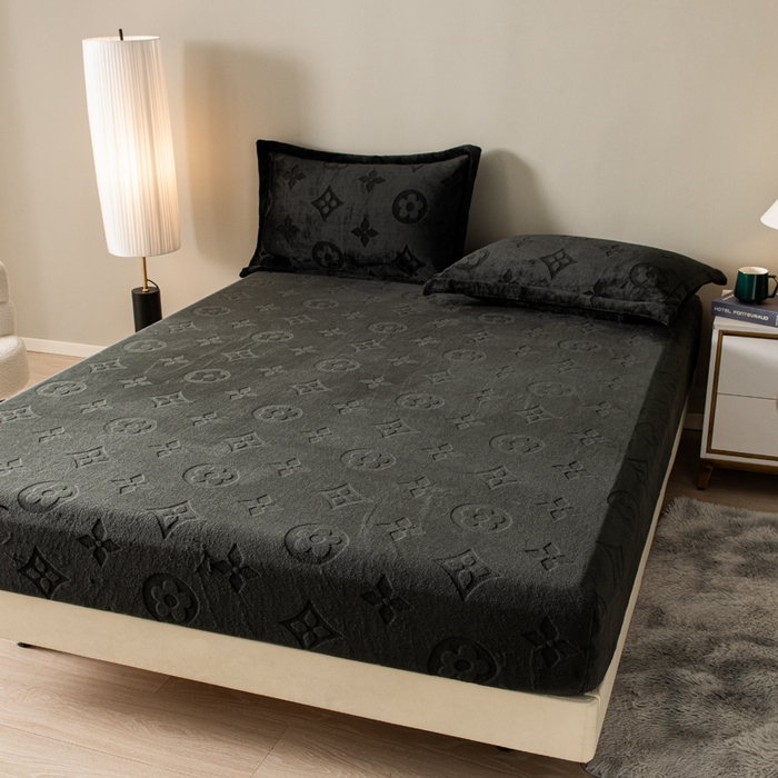 91家纺网 家纺一手货源 找家纺 给笠 2025新款200克剪花五叶草爱维牛奶绒床笠 深灰