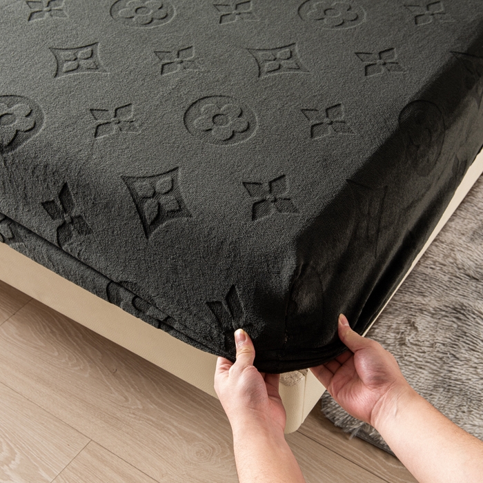 91家纺网 家纺一手货源 找家纺 给笠 2025新款200克剪花五叶草爱维牛奶绒床笠 深灰