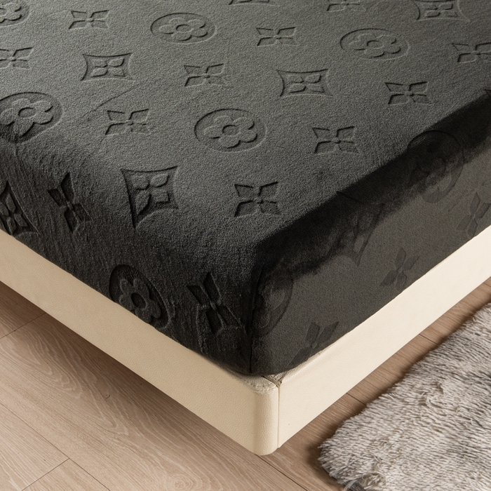 91家纺网 家纺一手货源 找家纺 给笠 2025新款200克剪花五叶草爱维牛奶绒床笠 深灰