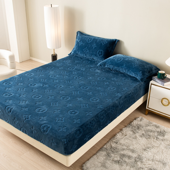 91家纺网 家纺一手货源 找家纺 给笠 2025新款200克剪花五叶草爱维牛奶绒床笠 宝石蓝