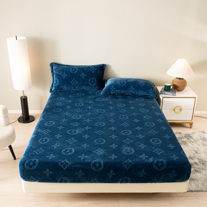 91家纺网 家纺一手货源 找家纺 给笠 2025新款200克剪花五叶草爱维牛奶绒床笠 宝石蓝