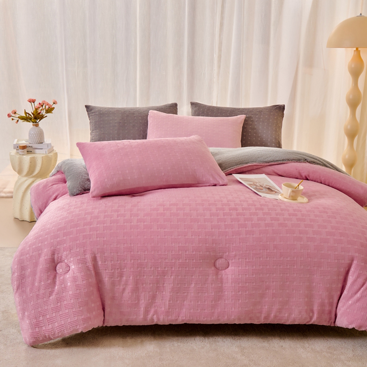 91家纺网 家纺一手货源 找家纺 栩裕纺织 2025新款华夫格牛奶绒北极绒冬被被子被芯 粉色